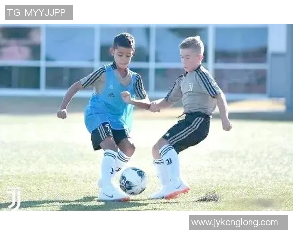 小孩足球明星展现舞蹈才华的精彩瞬间视频与图片合集